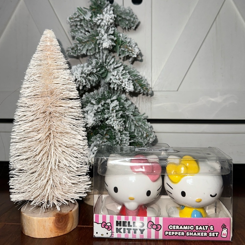 Hello Kitty Salt & Pepper Shaker Set